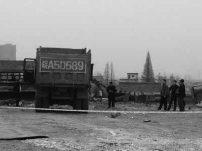 自家自卸车旁 司机头部遭轧身亡(图)|碾轧|车头