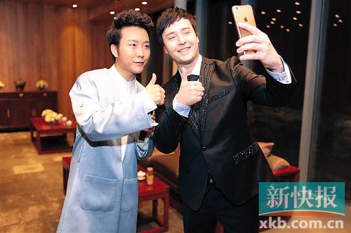 ■李玉刚和俄罗斯歌唱家维塔斯。