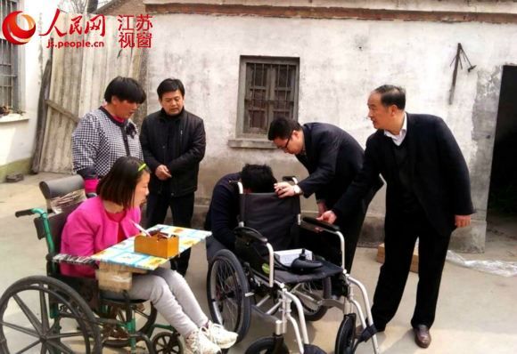 人民网报道后 泗阳残疾创业女孩获赠电动轮椅