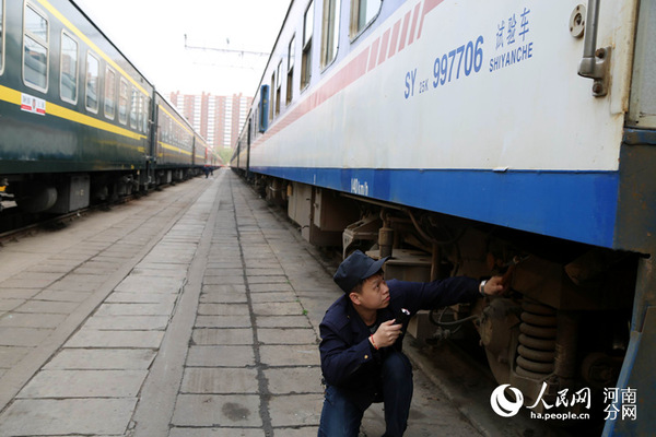 郑州铁路局车辆段员工检修转向架、轮簧等关键部位（王毅供图）