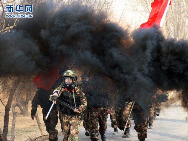 穿过浓烟区。高健摄