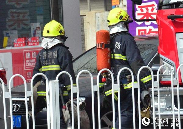 陆续增援的消防官兵。