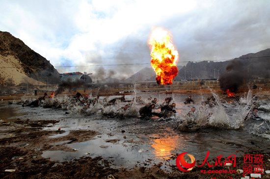 泥潭对抗摔擒。张文权 摄