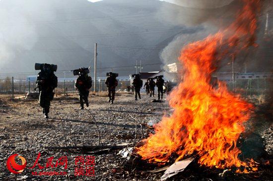 全副武装越野。张文权 摄