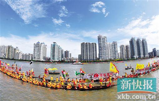 ■多艘龙舟集聚在珠江,准备扒龙舟。