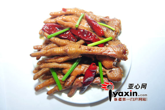 3月30日，乌鲁木齐天山区幸福路眼镜砂锅田螺店，一盘鸡爪。图/记者 谢鹏 摄