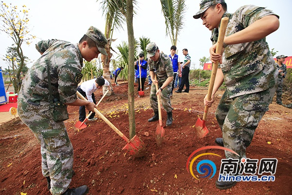 参加植树活动的解放军官兵正在给新种树木培土。南海网见习记者 刘洋摄