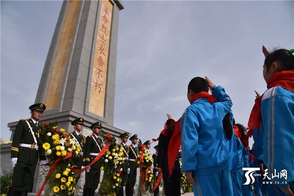 　　4月1日，在库尔勒市烈士陵园，学生代表在烈士纪念碑前敬礼缅怀烈士。