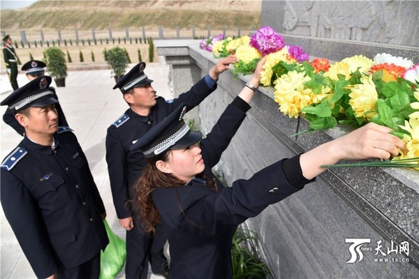 　　4月1日，在库尔勒市烈士陵园，库尔勒市城市管理综合执法监察大队人员向烈士献花。