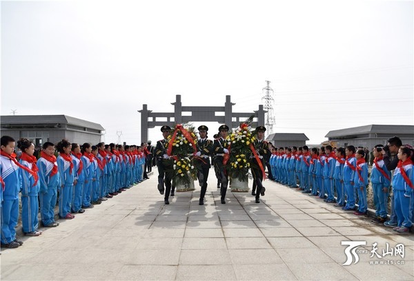 4月1日，在库尔勒市烈士陵园，武警战士持花篮缓步走向烈士纪念碑，向革命烈士敬献花篮。