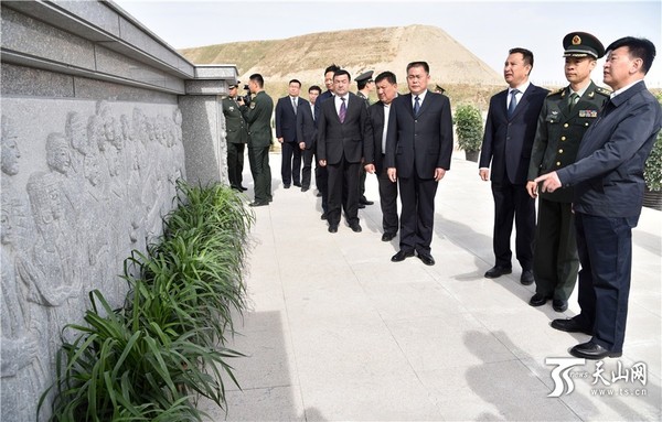 4月1日，在库尔勒市烈士陵园，巴州和库尔勒市领导在烈士纪念碑前缅怀烈士。