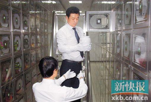 ■第一步:工作人员将骨灰从存放处取出。