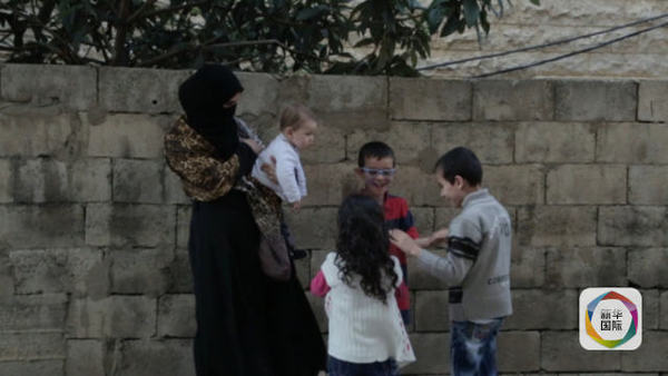 　　图为杜莱米和她的四个孩子。