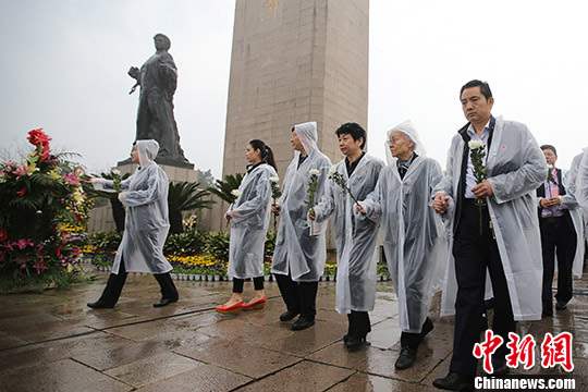 图为刘少奇女儿刘爱琴（右二）参加祭扫。 中新社记者泱波摄