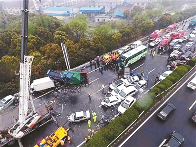 包茂高速达渝段惨烈车祸致2人死