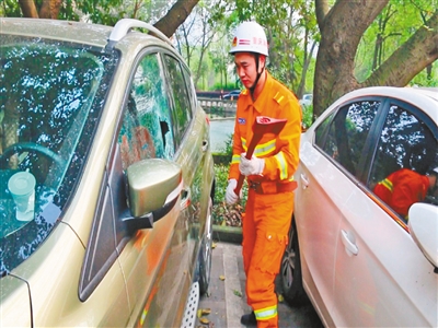 热得头昏脑涨,夫妻下车才发现 孩子和两把钥匙