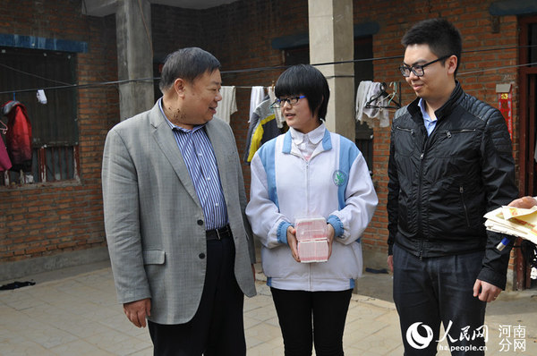 手捧着巨额捐款，孙文笑向董留生董搏描绘着未来。