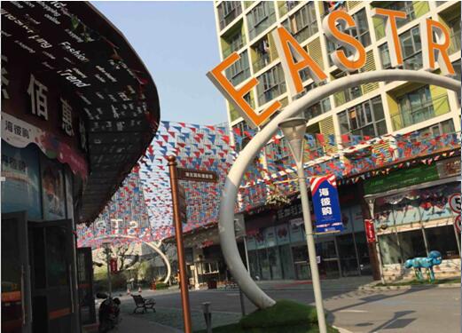 “海彼购”跨境保税国际街区，林立的国家馆以及干净舒适的购物环境，让消费者转角遇到爱。（人民网 张晓赫摄）