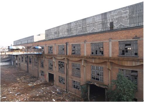 已经搬迁，等待拆平的重机厂，屋顶依稀可见“工业学大庆”的口号。（资料图）