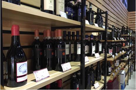在意大利馆，货架上整齐排放的红酒。（人民网 张晓赫摄）