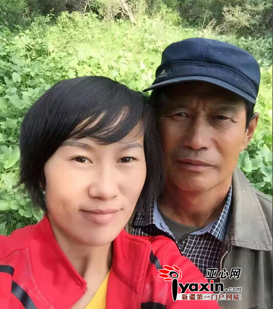 奥登和父亲阿热勒托海牧场自拍。