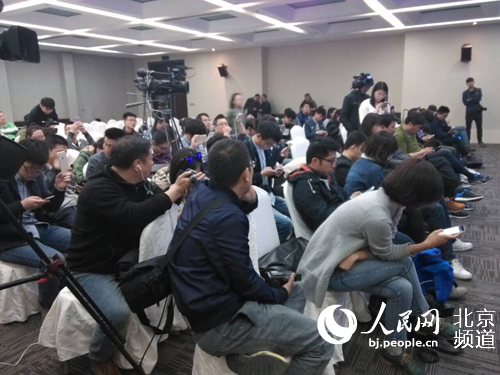 现场聚集了大批媒体记者。 人民网 尹星云 摄