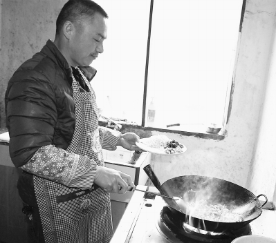 庄跃福正在制作冬笋冻。