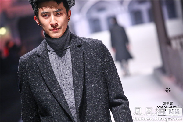 吉克隽逸身穿菀草壹条纹套装献唱品牌2016秋