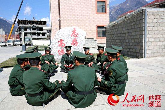 西藏吉隆边防检查站勤务中队组织全体战士开展条令学习。肖富贵 摄
