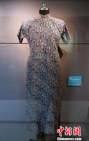 宋庆龄喜爱的这件印花绸短袖旗袍是首次公开展览　潘索菲　摄