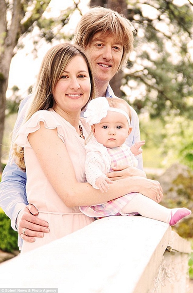 2013年，詹姆斯夫妇的女儿马德莱娜出生。（图片来源：《每日邮报》）