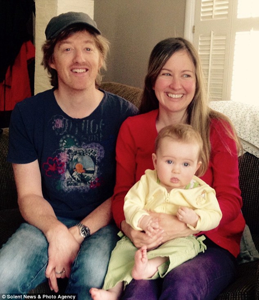 由于多米尼克的年收入低于规定，一家三口恐面临分离的局面。（图片来源：《每日邮报》）