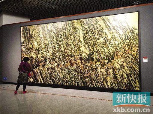 ■市民正参观展览。