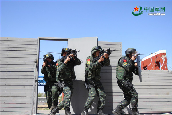 第三突击小组破门而入