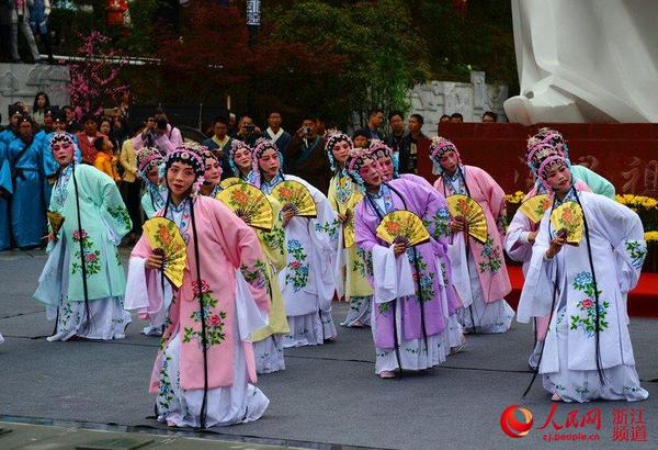 敬献玉茗花后，遂昌人在汤显祖雕像前奉献了戏剧表演。