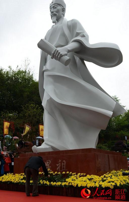 纪念文毕，人们手执汤公生前雅爱的玉茗花，依次向汤公敬献。