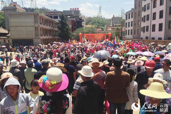 人山人海赶庙会 人民网 薛丹 摄