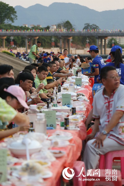 边品美食边欣赏歌舞