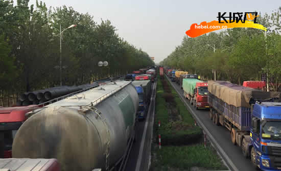 事故造成106国道严重堵塞。衡水市交警支队 提供