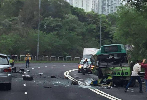 香港发生三车相撞三人受伤事故 警车小巴损毁