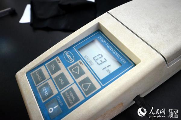 检测结果显示,相比前几日,水质趋好。(时雨/摄)