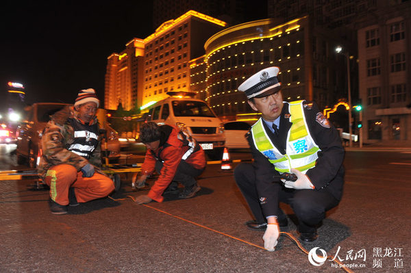 交警部门秩序处工程科的民警在组织施划标线工作。