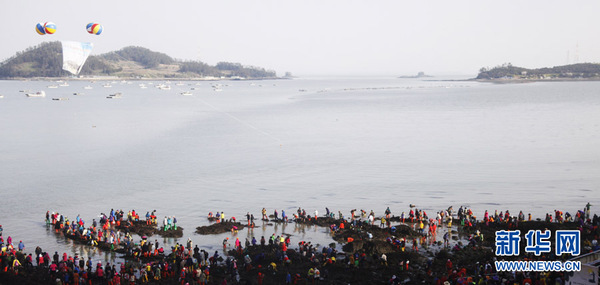 4月8日,韩国民众等待“神秘海路”出现。新华网记者姚琪琳摄