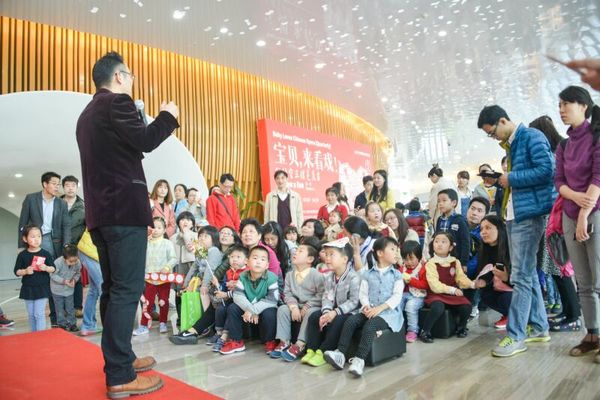 人民网上海4月12日电 (龚莎)近日,上海儿童艺术剧场2016年全新原创系列《宝贝,来看戏!》开演,该系列旨在以丰富而有趣的方式,向小朋友介绍京、昆、川、沪四个经典戏曲种类,让他们感受中华戏曲文化的独特魅力,首期为昆剧专场。 考虑到儿童观众的观演特点,《宝贝,来看戏》系列演出,将戏曲鉴赏与互动游戏穿插编排。首期昆剧专场,由上海昆剧团表演三段折子戏《借扇》、《三岔口》、《寻梦》,以武戏为主,呈现昆曲中的经典选段。精彩的打斗场面,让观众席不时爆发出喝彩声。为戏曲喝彩等观戏礼仪,出现在此次演出的教学环节。此外