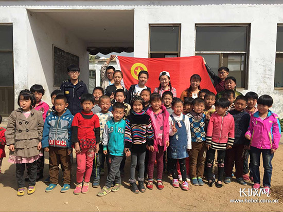 河北经贸大学学子走进山区小学开展志愿活动|