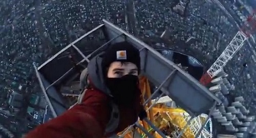 爬楼狂人:外国小伙在韩国第一高楼楼顶玩自拍
