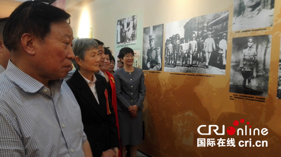 叶剑英之女叶向真女士（左二）参观12日开幕的“中华民族伟大复兴与叶剑英史迹巡回展”。