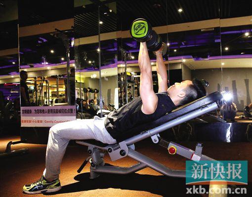 Step4 慢慢向上推,直至手臂伸直,如此重复Step3与Step4。
