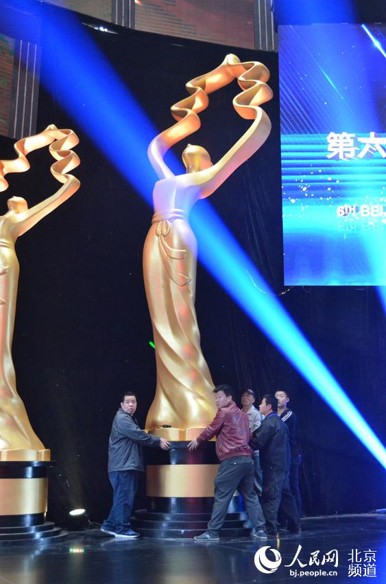 工作人员正在对舞美进行微调。人民网尹星云 摄