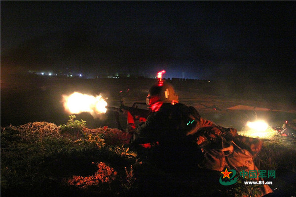 夜战示范观摩。刘汉帝摄